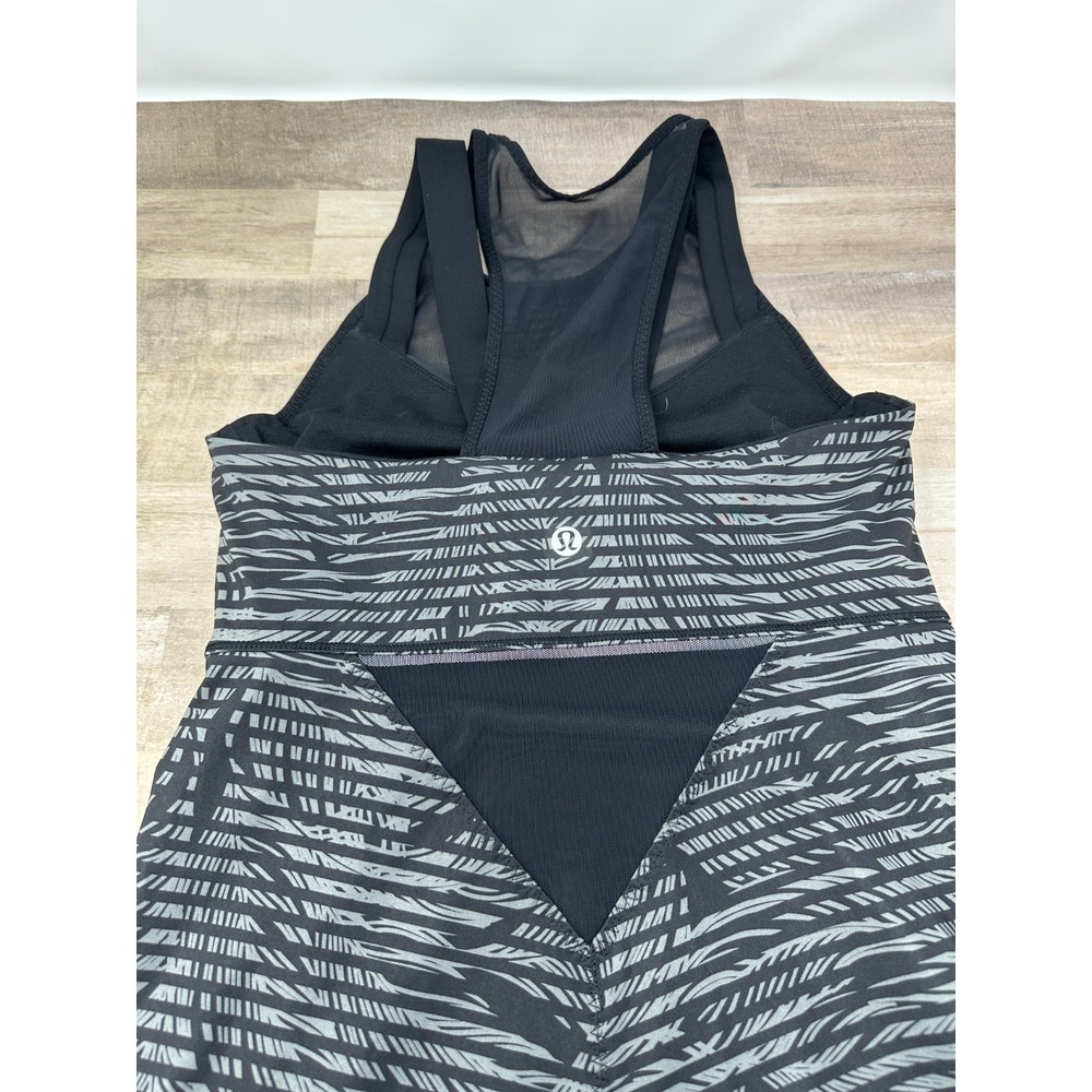 Lululemon Tank Top Women's 4 Black Stripe Running In The City‎ Shelf Bra Tank - Picture 2 of 11